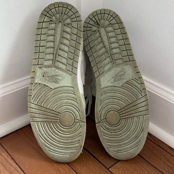 Nike White and Light Green Sneakers - Picture 5 of 6